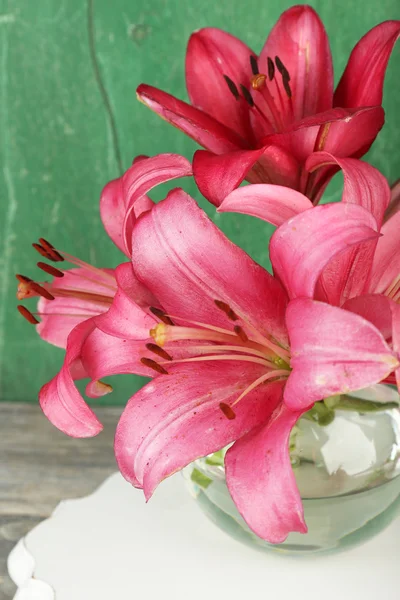 Krásné lilie v váza — Stock fotografie