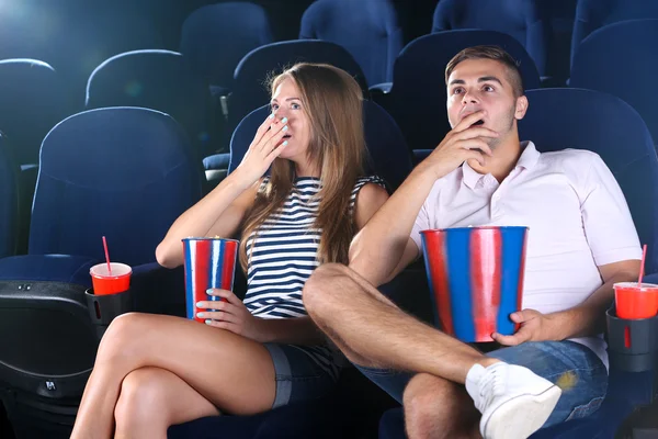 Jong koppel letten van film in de bioscoop — Stockfoto