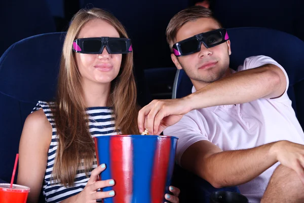 Jong koppel letten van film in de bioscoop — Stockfoto