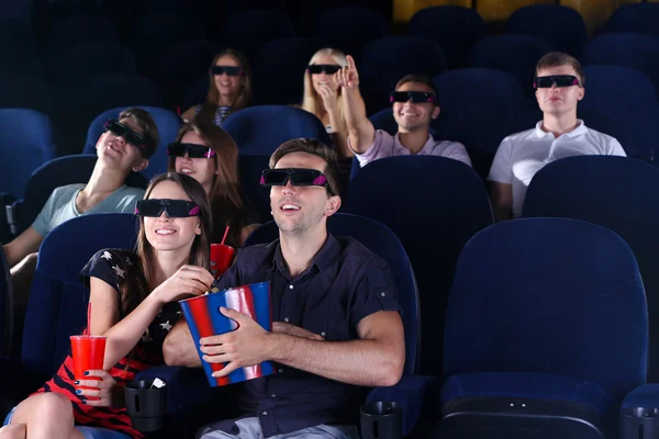 Молодые люди смотрят кино в кино — стоковое фото