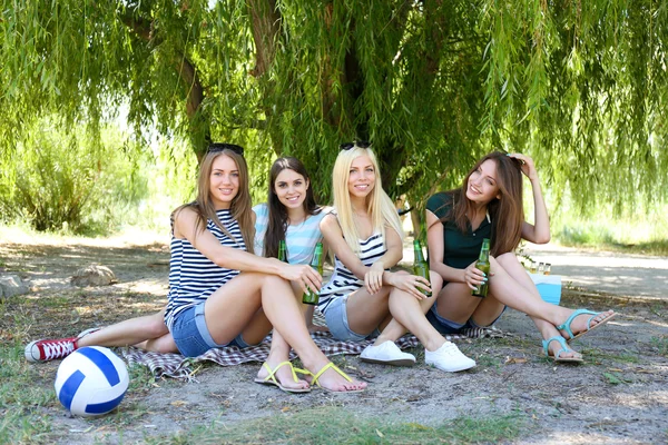 Grupo de amigos que descansam no parque — Fotografia de Stock