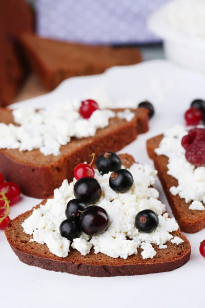 Хлеб с творогом и ягодами — стоковое фото