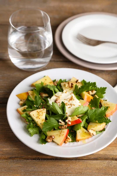 Insalata verde con mele, noci e formaggio — Foto Stock