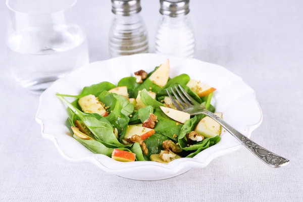 Ensalada verde con espinacas, manzanas, nueces y queso — Foto de Stock