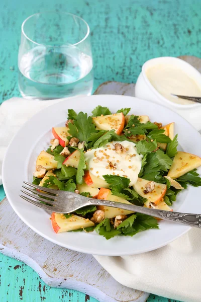 Green salad with apples, walnuts and cheese — Stock Photo, Image