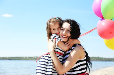 mutlu anne ve kızı sahilde