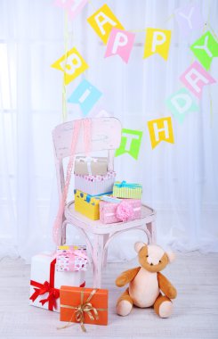 odasındaki birçok doğum günü hediyeleri