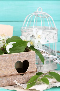 Yasemin çiçekleri ile güzel bahar kompozisyon