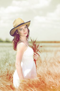 güzel bir genç kadın kulaklı alanında