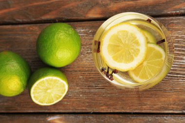 kireç ve karanfil cam, renkli ahşap zemin üzerinde taze yaz içeceği