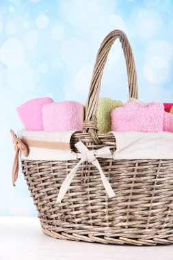 sepeti masaya parlak arka plan üzerinde renkli havlu