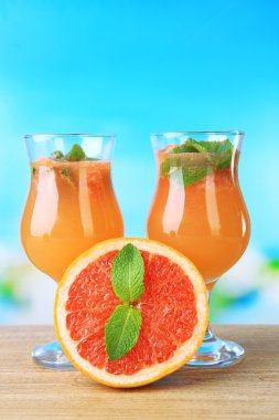 Greyfurt parlak zemin üzerine kokteyl saman kokteyli