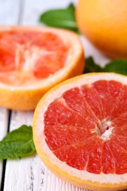 renkli ahşap zemin üzerinde olgunlaşmış greyfurt