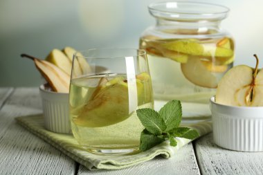 Sangria içmek cam ve kavanoz içinde