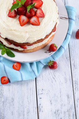 Çilekli bisküvi keki.