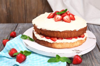 Çilekli bisküvi keki.