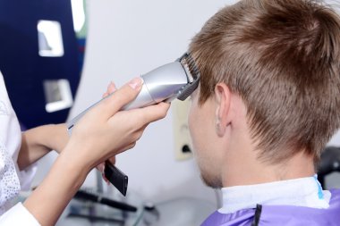 Güzellik salonunda genç adam