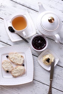 taze ekmek ve ahşap zemin üzerinde plaka üzerinde ev yapımı tereyağı