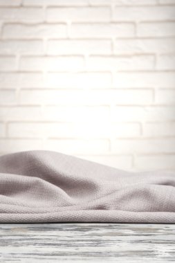 houten tafel met doek op muur achtergrond