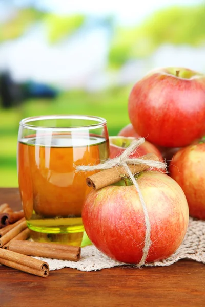 Äpfel mit Zimtstangen und Apfelgetränk — Stockfoto