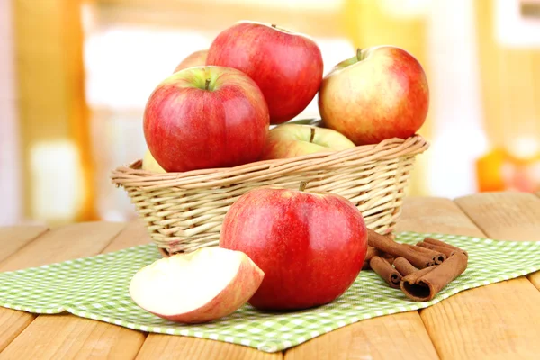 Ripe apples with with cinnamon sticks — Stock Photo, Image