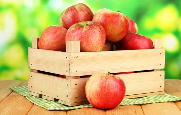 Pommes mûres dans une boîte en bois — Photo