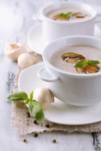 蘑菇汤，白锅，餐巾，木制背景 — 图库照片
