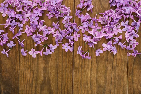 木製の背景にライラック色の花のクローズ アップ — ストック写真