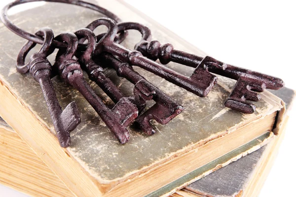 Vecchie chiavi su vecchi libri da vicino — Foto Stock