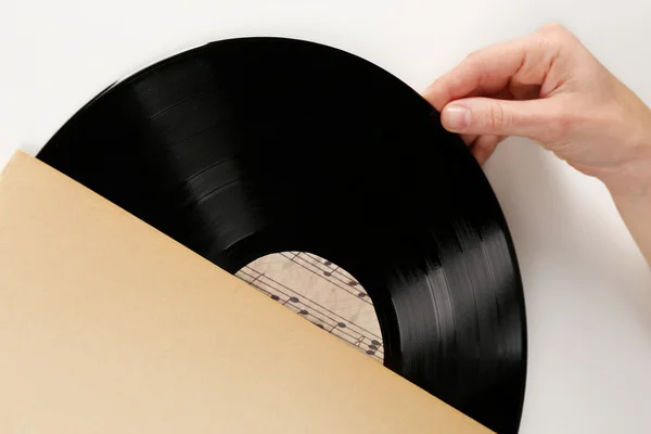 Mains ouvrant un vieux disque vinyle, isolé sur blanc — Photo