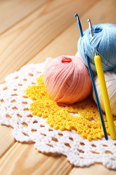 Colorful clews, napkin and crochet hook on wooden background — Stock Photo, Image