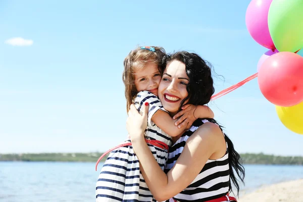 Щаслива мама і дочка на пляжі — стокове фото