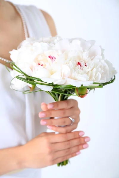 Noiva segurando buquê de casamento de peônias brancas, close-up — Fotografia de Stock