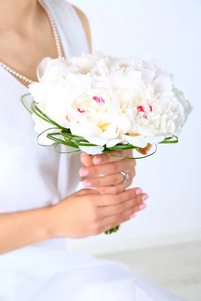 Bruid houden bruiloft boeket van witte pioenrozen, close-up — Stockfoto