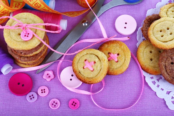 Biscoitos de açúcar em forma de botões na mesa — Fotografia de Stock