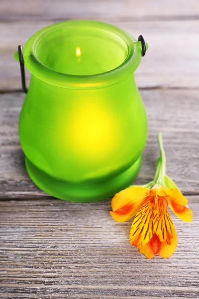 Яркая иконка-лампа с цветком на деревянном фоне — стоковое фото