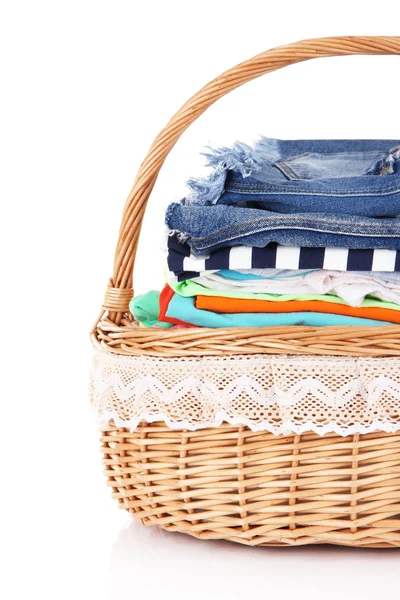 Světlé oblečení v prádelním koši, izolované na bílém — Stock fotografie