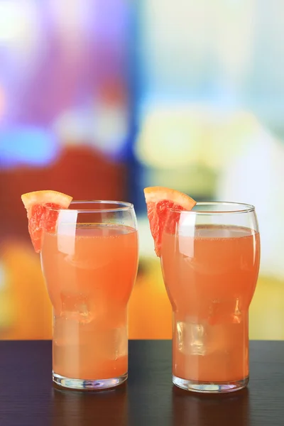 Cocktail de toranja com palha de coquetel em fundo brilhante — Fotografia de Stock