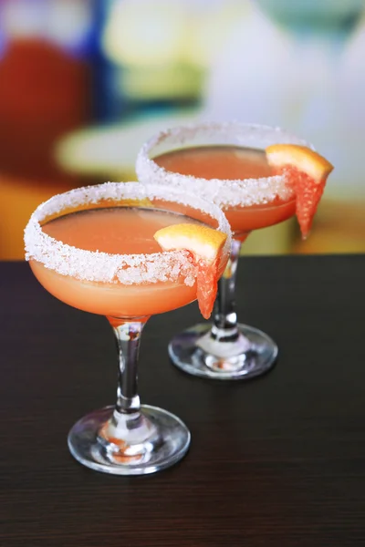 Grapefruit cocktail in bril op lichte achtergrond — Stockfoto