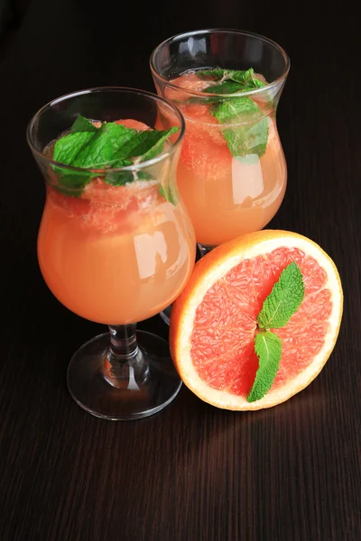 Grapefruit cocktail in glasses — Stock Photo, Image