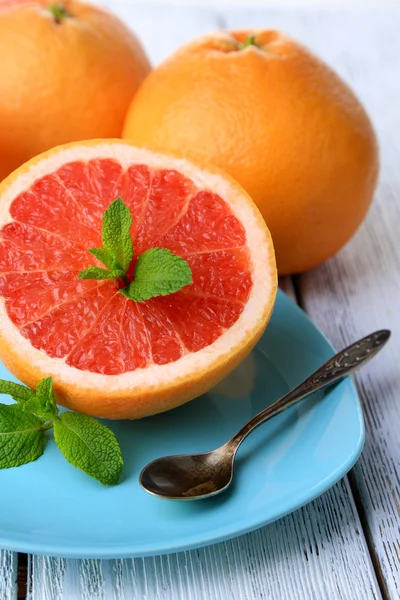 De helft van grapefruit en lepel — Stockfoto