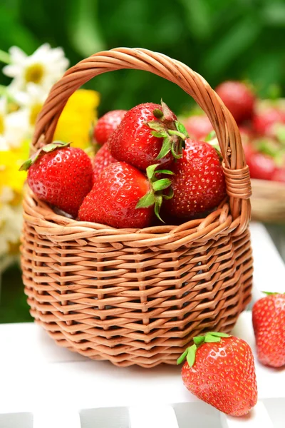 Fresas en cesto de mimbre — Foto de Stock