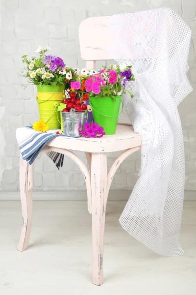 Květiny a višní v dekorativní kbelíky — Stock fotografie