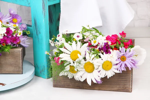 Красивые цветы в ящиках — стоковое фото