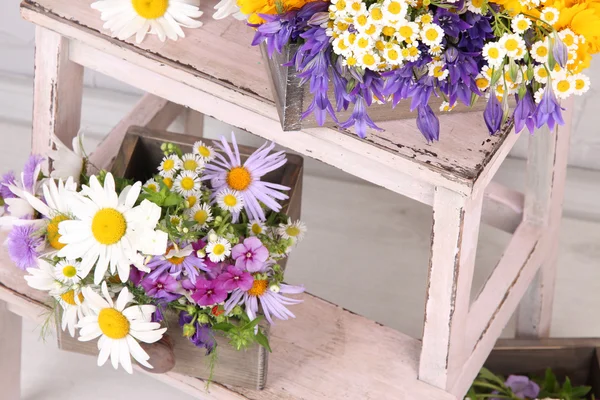 Kwiaty w skrzyniach na małej drabinie — Zdjęcie stockowe
