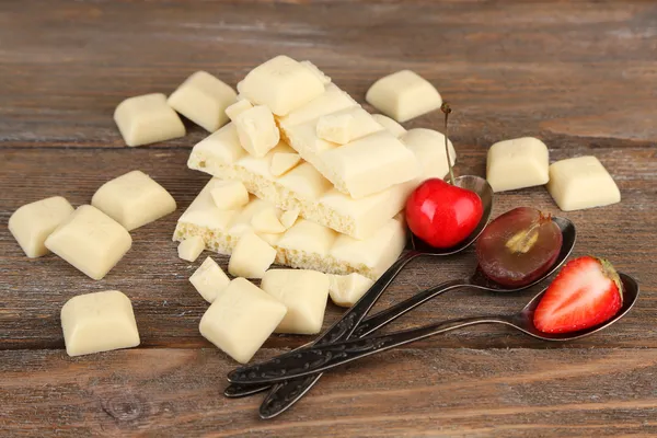 Білий зламаний шоколадний батончик і свіжі ягоди — стокове фото