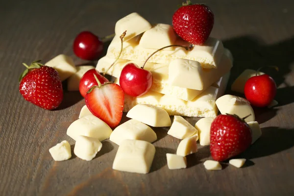 Barra de chocolate rota blanca y bayas frescas —  Fotos de Stock