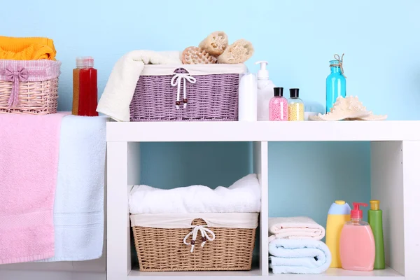 Étagères dans la salle de bain — Photo