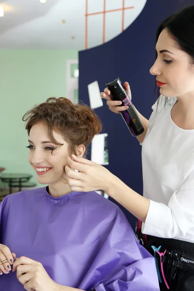 Женщина парикмахер сделать прическу девушка — стоковое фото