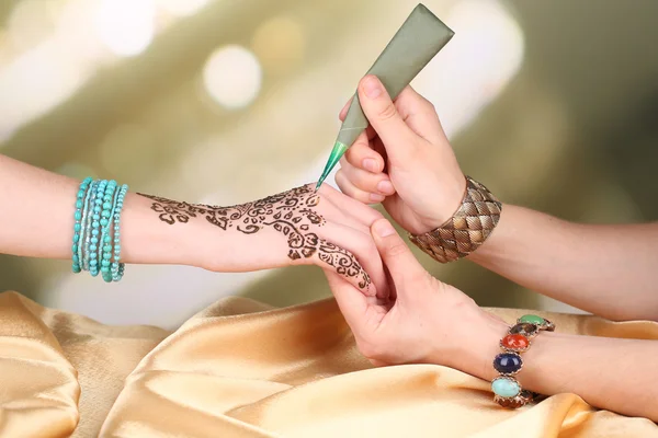 Proces použití Mehndi na straně — Stock fotografie